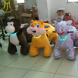 Hansel  hot selling plush motorized riding animals  children coin operated walking animal toy rides المزود